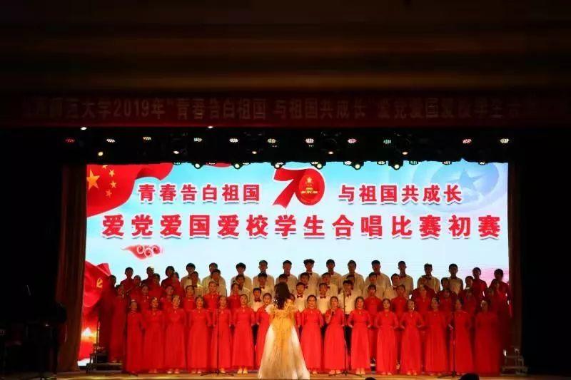 常州一男子跑进商场金店柜台将金饰塞进包里